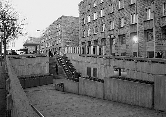 Am Nordausgang raubt der stillose Abgang in die Klettpassage dem Hauptbahnhof sein Vorfeld