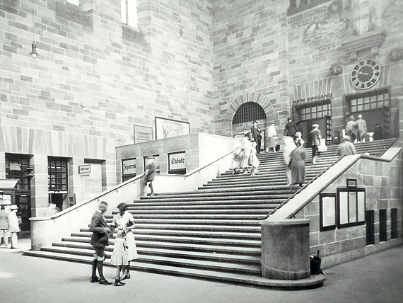 The stairway of the »Large Ticket-Hall« with the curling entrance-pillars so typical of Bonatz.