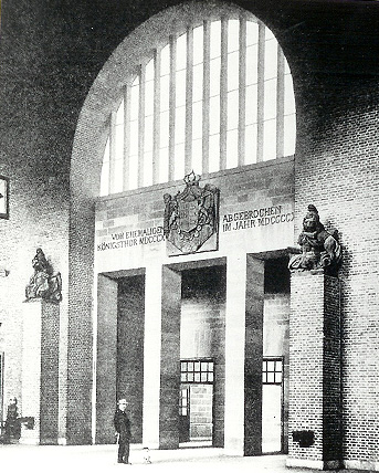 Historical photo of the »Middle Exit« in the platform concourse.