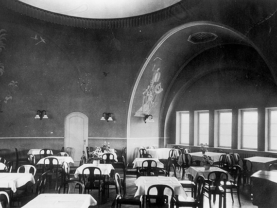 Tower gastronomy before the Second World War